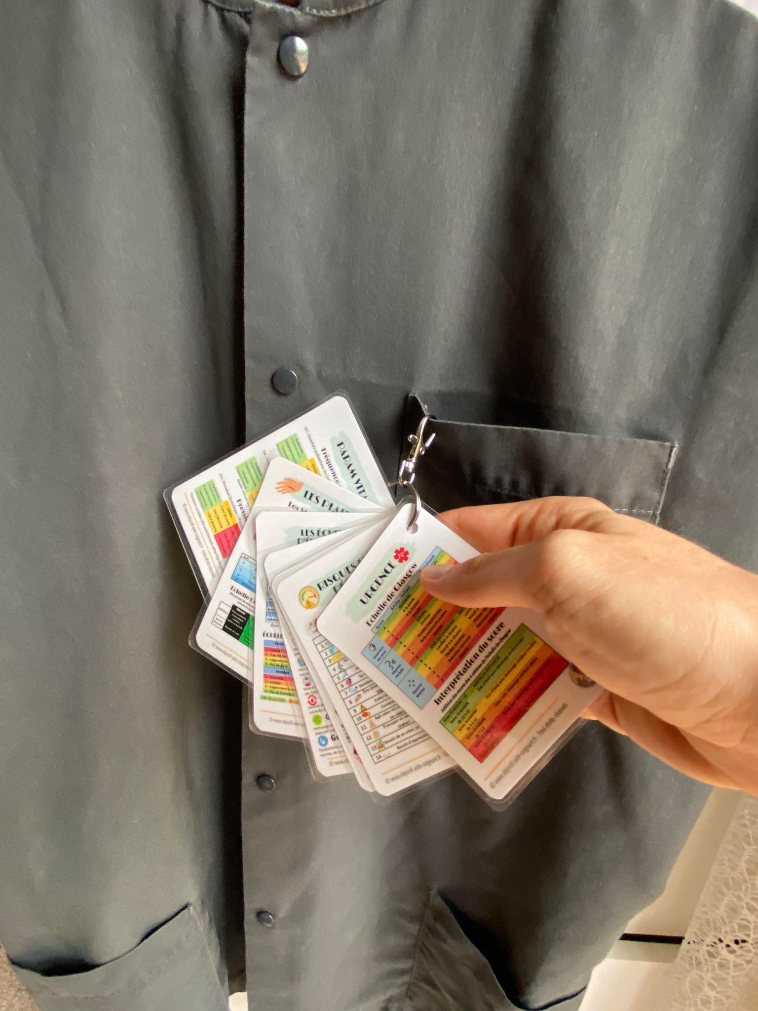Mettre ses fiches indispensables aide-soignant sur sa blouse pour les soins